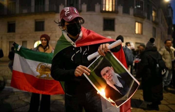 PROTESTAS EN IRÁN DEJAN AL MENOS 43 MIL MUERTOS