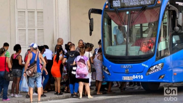 Transporte en Cuba llega a niveles críticos mientras se anuncian autos eléctricos para 2026