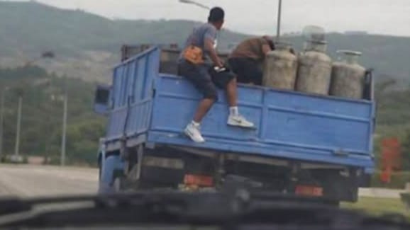 Insólito en Santiago de Cuba: Se cuelga de un camión en plena autopista y desata polémica: ¿robo o supervivencia?