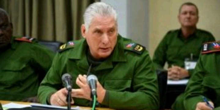 Díaz-Canel llama a jóvenes a “combatir” en acto oficial en La Habana