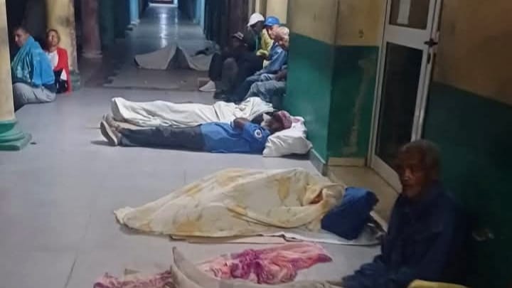 Ancianos duermen en la calle para cobrar sus pensiones en Camagüey