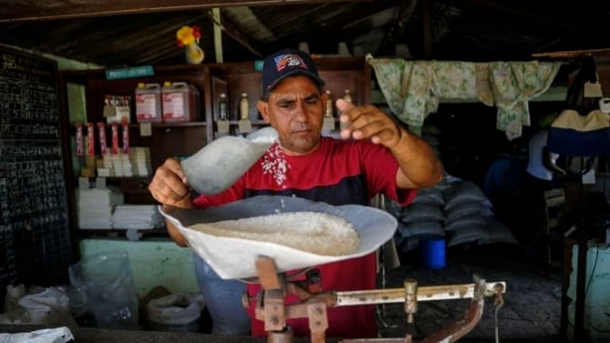 Cinco libras por persona: Régimen reparte arroz gratuito en Camagüey