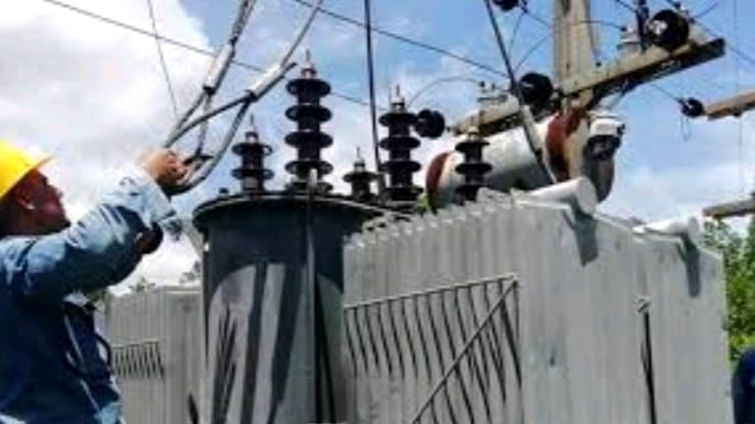 Oscuridad en Amancio: robo de aceite deja a miles sin electricidad