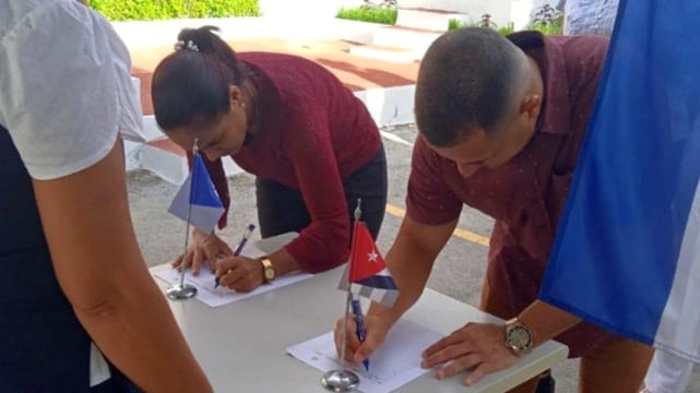 Díaz-Canel impulsa campaña de firmas en plena crisis en Cuba