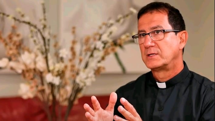 Sacerdote Alberto Reyes habla sobre la situación social en Cuba y el sistema político