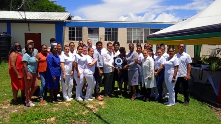 Más de 40 médicos piden residencia en Jamaica tras fin de acuerdo sanitario