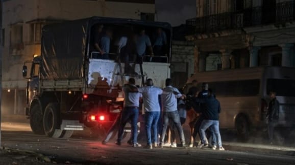 Represión policial y detenciones en medio de protestas por apagones en La Habana