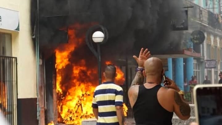 Explosión de una motorina eléctrica provoca incendio en el bulevar de San Rafael
