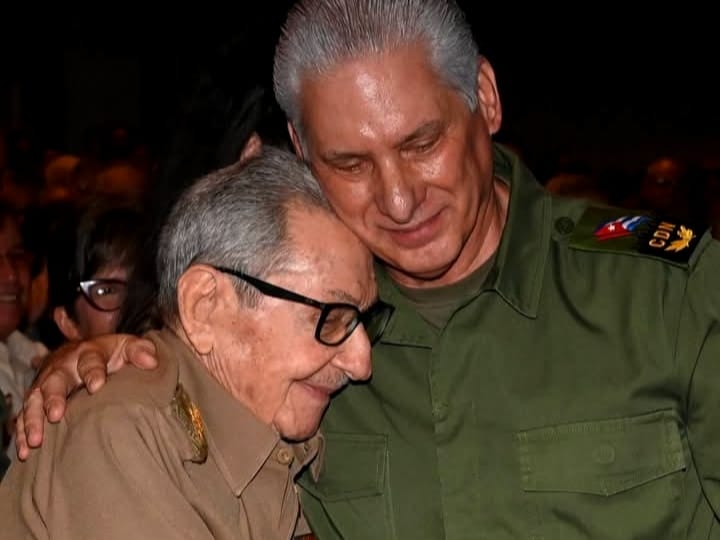 Tras semanas fuera de escena, Raúl Castro vuelve a mostrarse en un acto político en La Habana