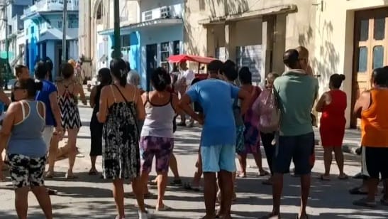 Apagón de más de 34 horas provoca manifestación frente a la sede del Gobierno en Regla