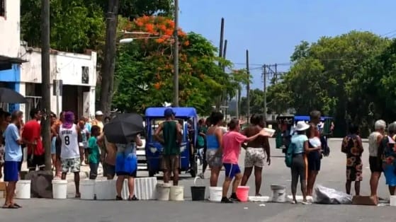 La falta de agua empuja a vecinos de Mantilla a salir a la calle