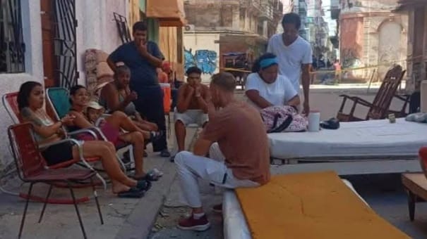 Semanas durmiendo en la calle tras desalojo por peligro de derrumbe
