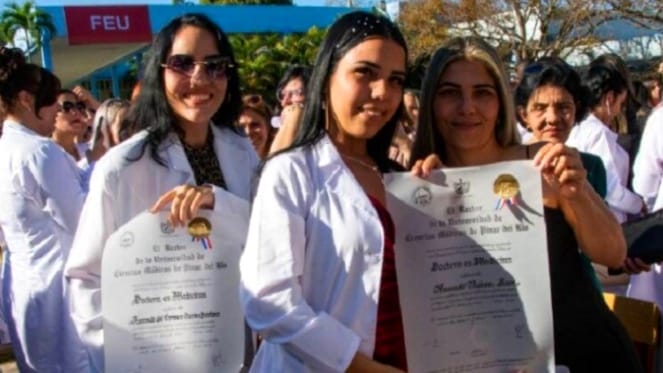 Revelan cuánto ganará un médico recién graduado en Cuba y la cifra desata sorpresa