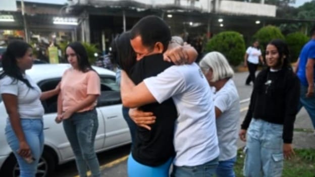 Venezuela libera a 131 presos políticos mientras avanzan conversaciones con la oposición