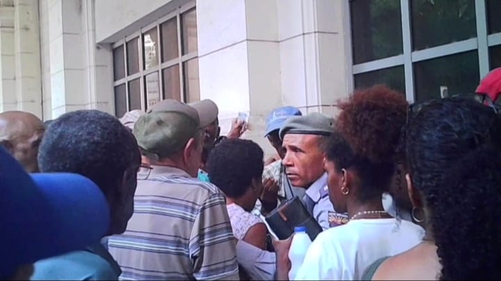 Policía intenta poner orden entre jubilados y trabajadores en un banco de La Habana