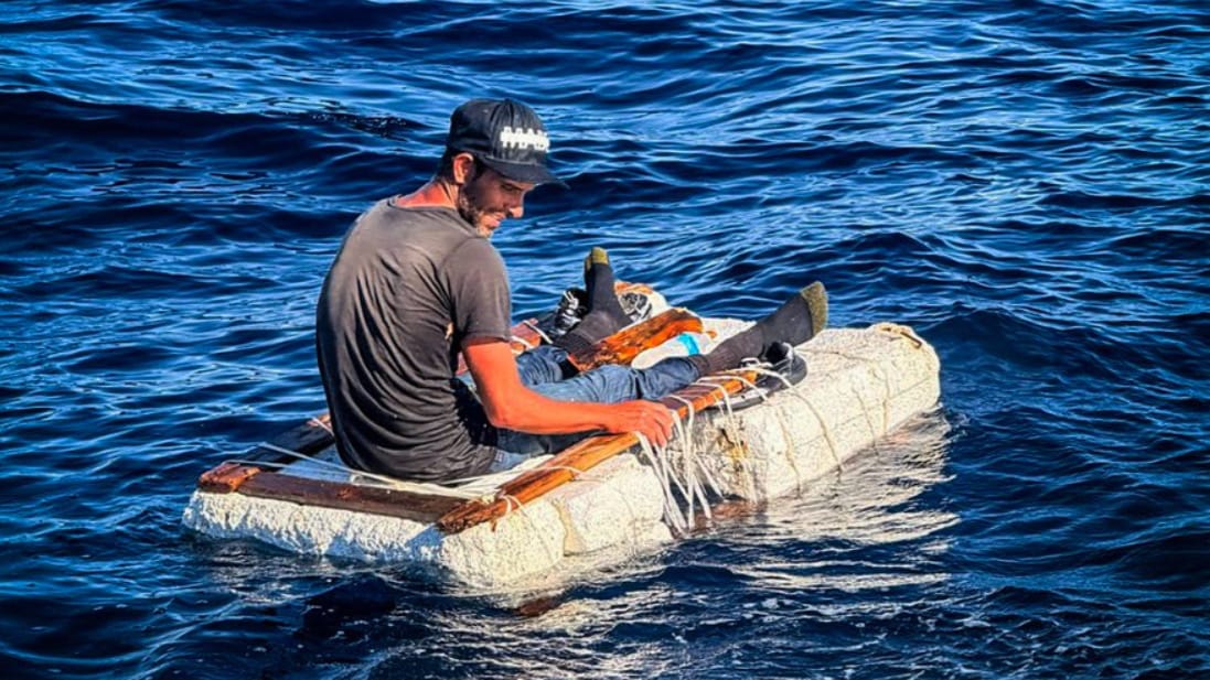Rescatan a un cubano que navegaba solo en una precaria balsa frente a Florida