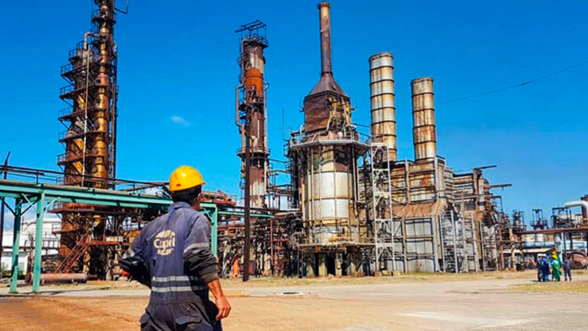 Cuba abre la inversión privada en refinerías y depósitos de combustible
