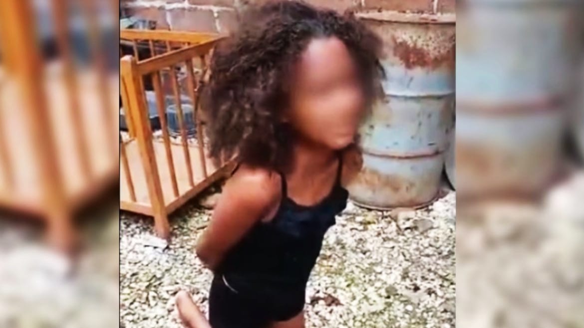 Camagüey: arrestan a una madre tras difundirse un video de su hija amarrada bajo el sol