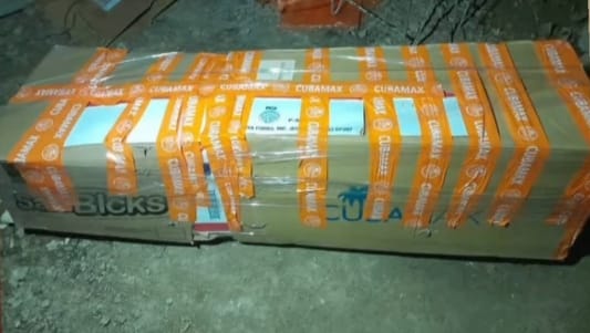 HOLGUÍN: FAMILIA FABRICA ATAÚD DE CARTÓN ANTE FALTA DE SERVICIOS FUNERARIOS