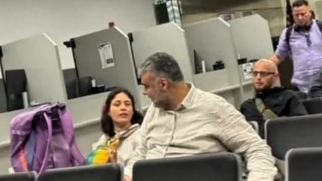 Oficiales migratorios en Miami revisan a activistas comunistas tras viaje a Cuba