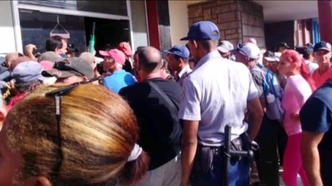 Trabajadores de Educación en Guisa llevan más de 24 días sin poder cobrar su salario