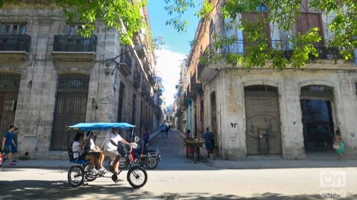 Joven enfrenta a delincuentes en moto en plena carretera de La Habana