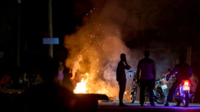 Cacerolazos, fuego y tensión tras los apagones en La Habana