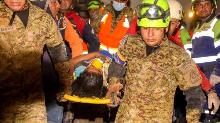 Tras horas bajo los escombros, rescatan con vida a una adolescente y su perrita en La Guaira