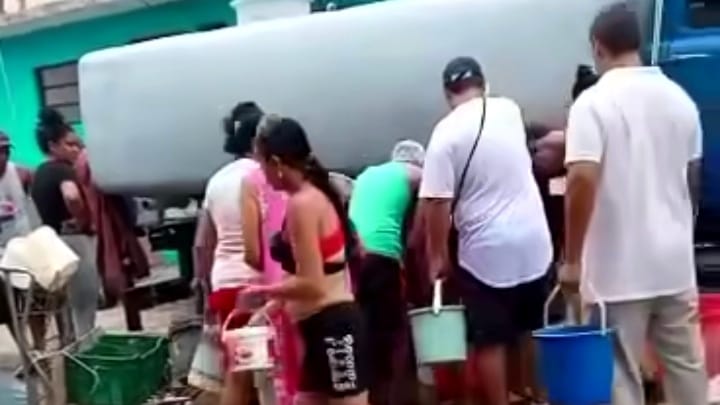 Familias de Santiago de las Vegas buscan abastecerse ante cortes del servicio