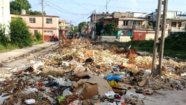 Holguín se llena de basura: una calle queda bloqueada y los desechos llegan a puestos de alimentos