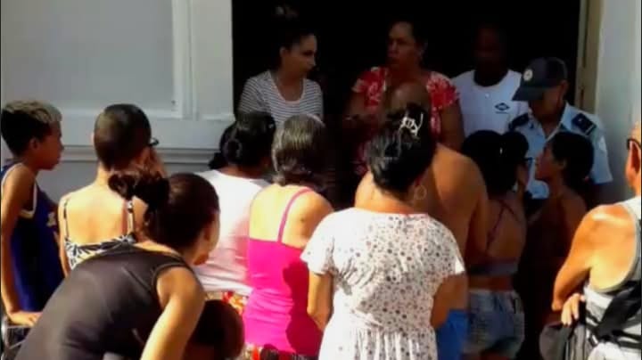 Apagones y escasez llevan a cubanos a protestar frente al Gobierno Provincial de Cienfuegos