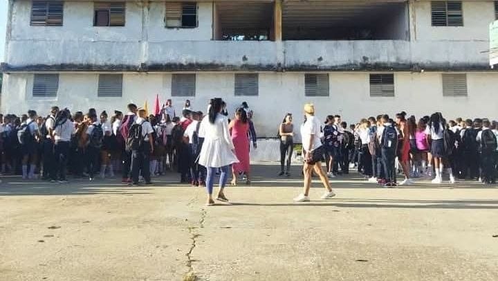 Más de 25 detenidos tras operativo por presunta venta de drogas en una secundaria en Camagüey
