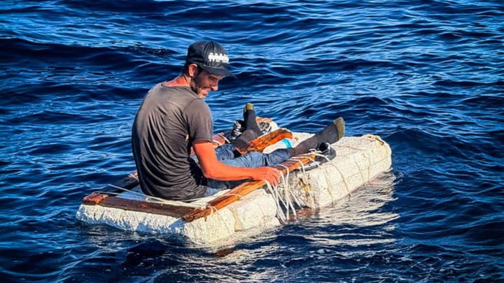 Rescatan a un cubano que navegaba solo en una precaria balsa frente a Florida