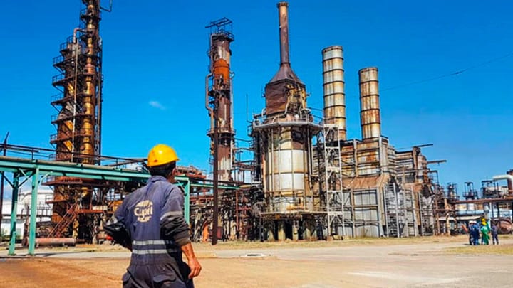 Cuba abre la inversión privada en refinerías y depósitos de combustible